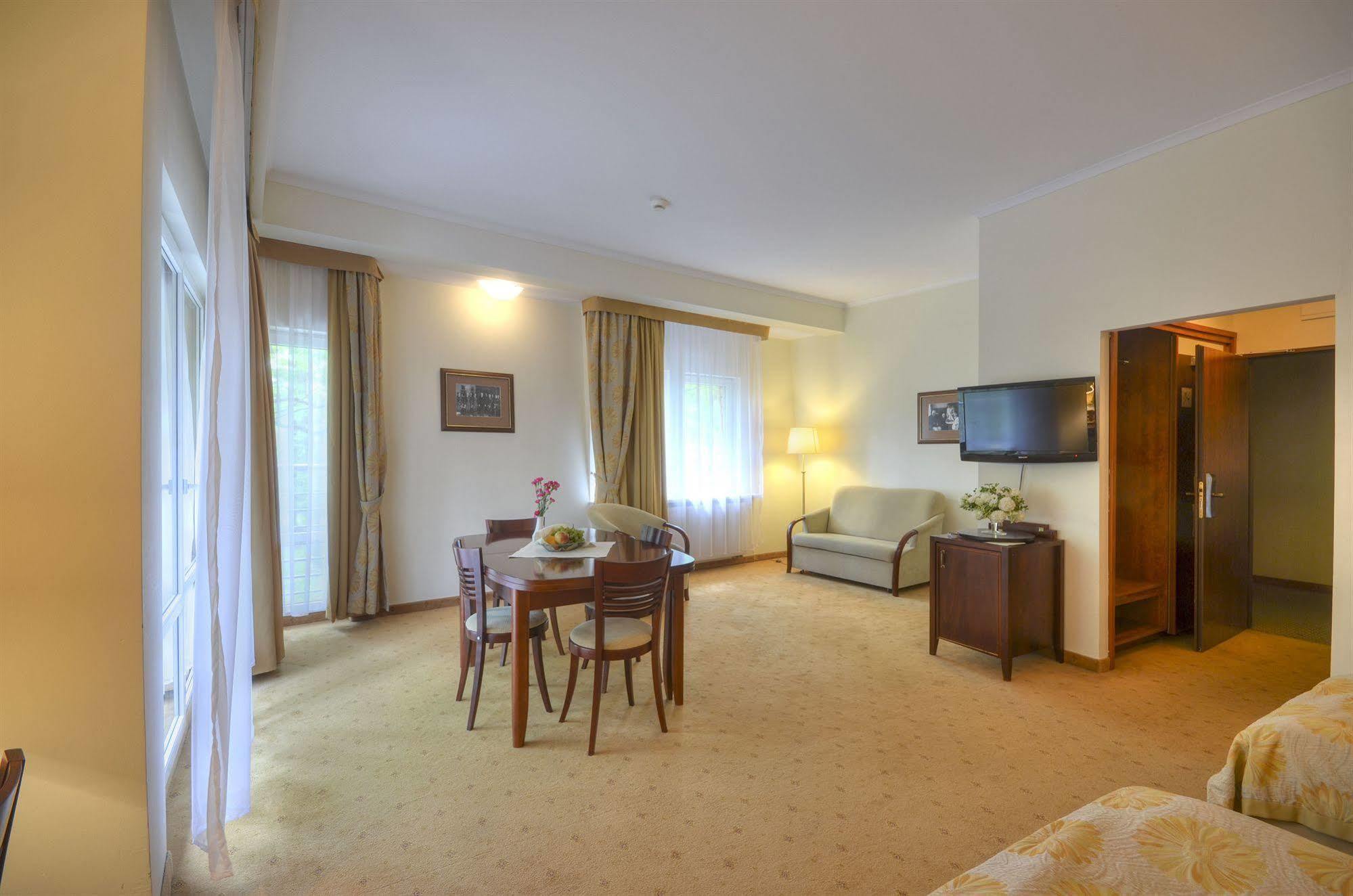 Hotel Moscicki Спала Екстер'єр фото