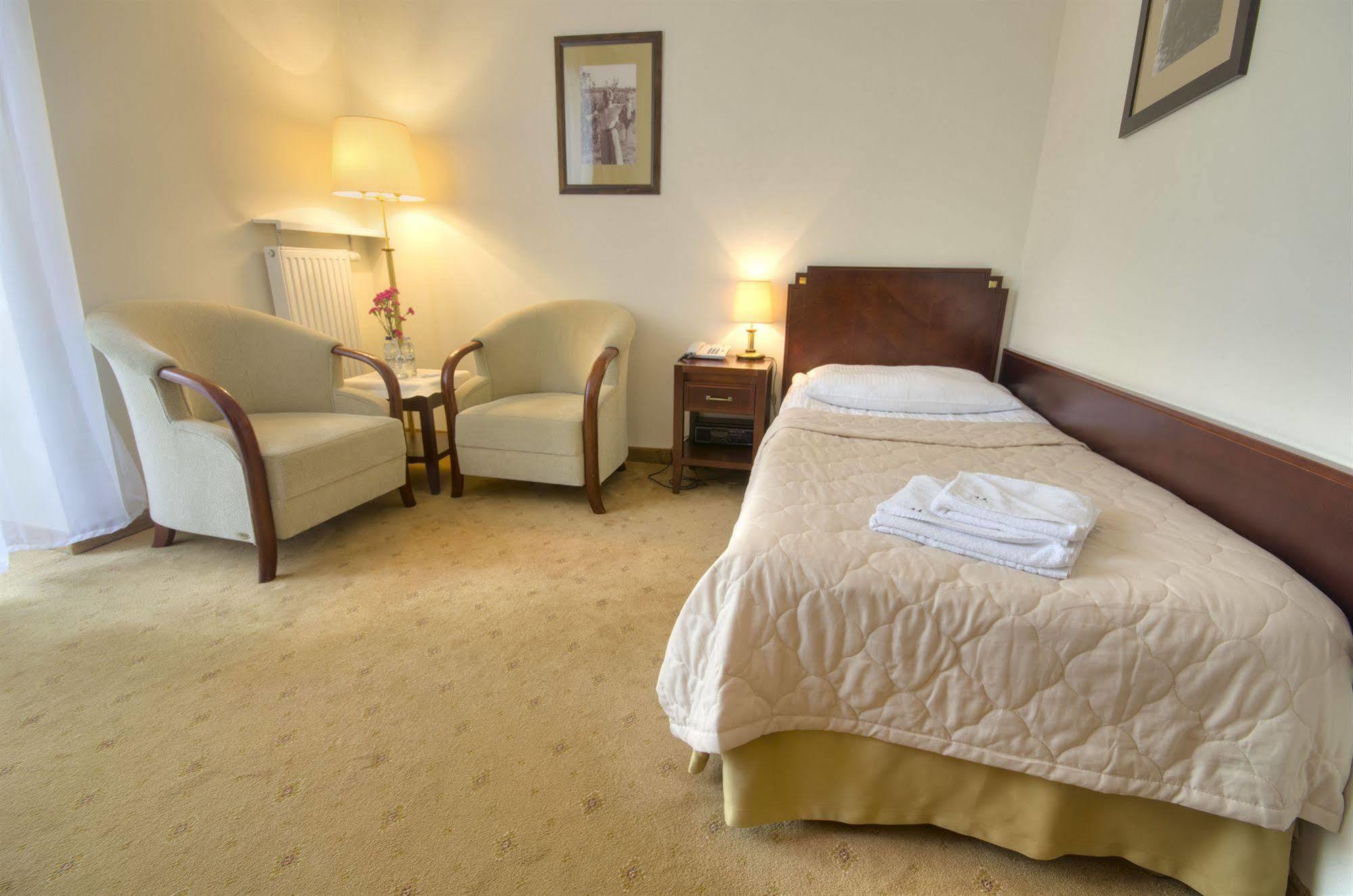 Hotel Moscicki Спала Екстер'єр фото